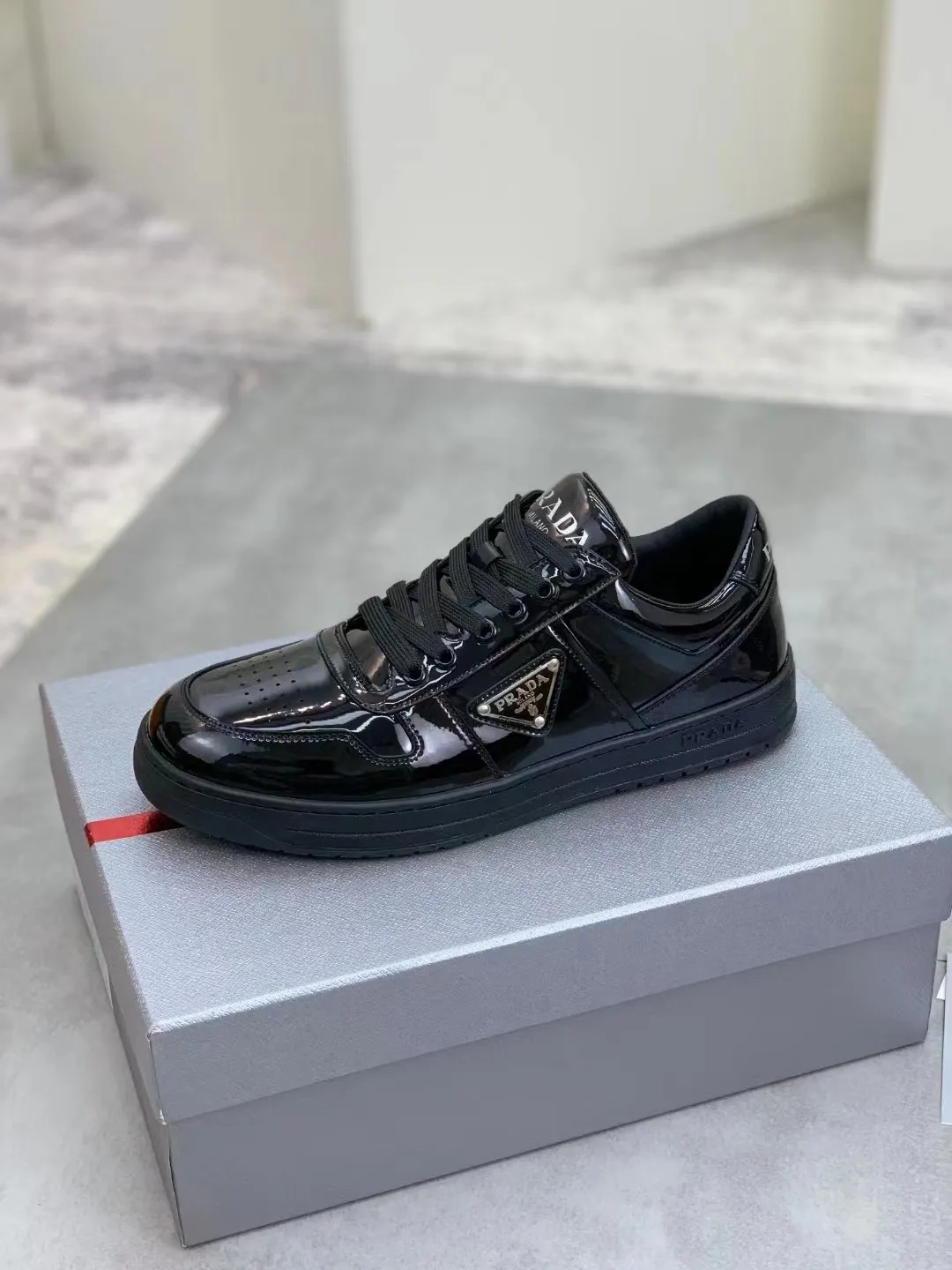 P380 Yuan 38-45 Prada Prada’s new men’s leather sports shoes, the highest version on the market, any comparison is welcome🆚! The original leather has excellent texture and is super high-end! Fetal sheep net lining imported from Italy, removable pad! Luxurious materials and fine workmanship, highly recommended!